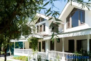 Water's Edge by VEO, StayVista - 3BHK Pet-Friendly Forest-View Villa - Image 2