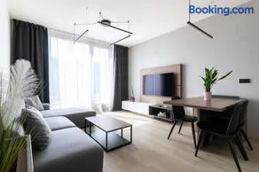 Spacious Top Floor Flat, Air Conditioning, Free Parking, 200Mb WiFi - Image 1