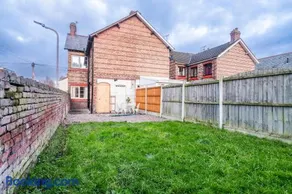 Stylish 3 Bed House, Free Parking, Near M53, Fast WiFi, Garden - Image 5