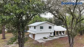 Luxury 4BR Home with Jacuzzi Patio and Game Room Near Downtown - Image 2