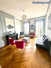 Chez Mo - Image 1