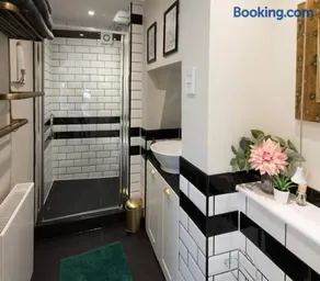 Entire rental unit in Oxfordshire, United Kingdom - Image 3