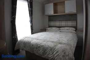 The Royal Clovelly caravan with sea views - Image 4