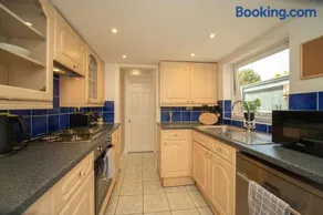 Charming 3 Bedroom House Ascot Parking & WiFi - Image 4