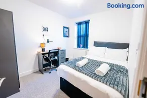 Spacious 4BR 4 Bathrooms Cardiff Home with Free Parking - Image 4