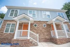 Basic 4 bedrooms with 7 beds 15 min from downtown sleeps 9 for Work crews and Large groups - Image 2