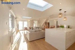 Luxury Cornish Seaview Bungalow - Image 2