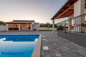 Villa mit Grill, Terrasse und privatem Pool - Image 2