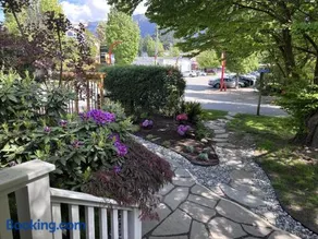 Edgemont House - 8 Guests, Deck and Yard, North Vancouver - Image 2