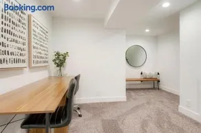 5-Bedrooms! Stylish and Modern Home, Pets Welcome! - Image 3
