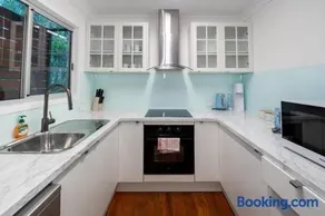 3BR15BA House w Parking Close to Eastwood Beach M8 - Image 4