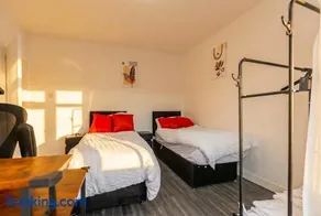 Spacious 3-Bed Home for 8 | Free Parking & Garden - Image 4