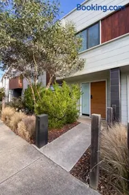 Coastal Calm Torquay Light-Filled 3BR Retreat - Image 2