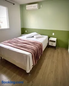 Ap de 2 quartos com AR, wifi e garagem - Bairro tranquilo - Image 1