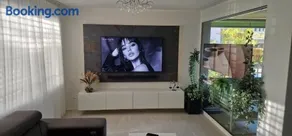 Moderne Wohnung mit Einrichtung - Image 1