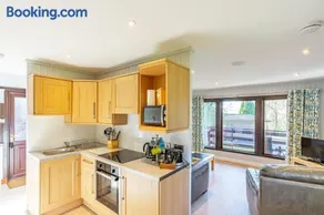 Bluebell Lodge 7 with Hot Tub - Image 3
