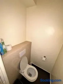 Cozy 1 Bedroom in Central Geneva - Image 2