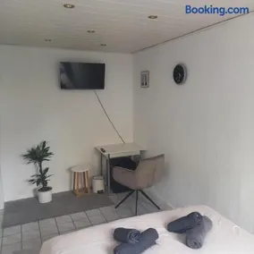 Zimmer mit eigenem Bad und eigenem Eingang - Image 1