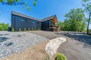 4BR Lakeview Muskoka Cozy Cottage with Kayak, Sauna, Firepit & More - Image 2