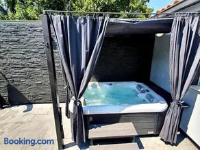 Beautiful house with large terrace and jacuzzi - Image 2