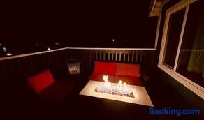 The Wildflower Cottage with AC Firepit with BBQ! - Image 4