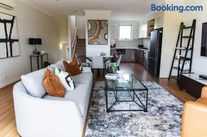 Harvey a Stylish and Spacious Retreat in a Prime Location - Image 1