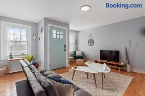 BOHO BUNGALOW - STEPS FROM HISTORIC DOWNTOWN APEX - Image 2