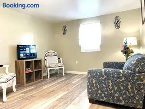 North - Family Neighborhood, Pet Friendly - Image 5