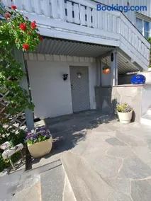 Koselig liten leilighet med hyggelig uteplass - Image 1