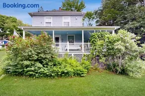Century-old oceanfront home with wraparound porch - walk downtown, dogs OK - Image 4