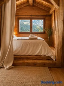Chalet Spacieux à Chamonix pour 9 – Vue Panoramique Mont-Blanc, Jacuzzi, Jardin & Parking - Image 1