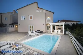 8-bedroom Villa Bianca with Sea View and Pool Table - Image 1