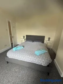 Cosy 3 Bed house with garden 5 min walk from Doncaster Racecourse - Image 5