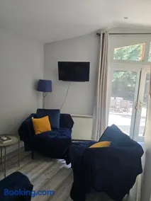 The Reading three bedroom chalet with gardens, suitable for contractors - Image 3