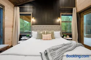 On Creek! HUGE Deck- Elegant Luxury! Sleeps 15 - Image 5