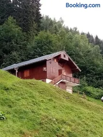 L'appartement LES BOSSONS en lisière de forêt dans le chalet Génépi - Image 1