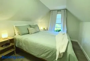 Chic, Cozy & New Prime location with AC, Street Parking #4 - Image 5