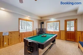 Spacious cabin with shared pools & hot tubs - near skiing hiking & biking - Image 4