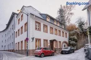 Traumhaft gelegene Altbau-Wohnung im Herzen von Weinheim - Parking - Image 2