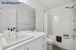 Luxury Aspen 2BR Home with Double Garage Car Parking - Image 4