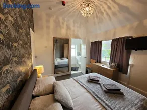 Room@87 - Image 4