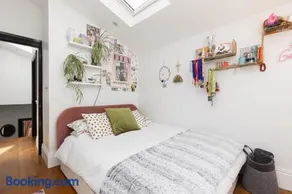 Sophisticated 4BDR Home in West Ealing Stay - Image 2