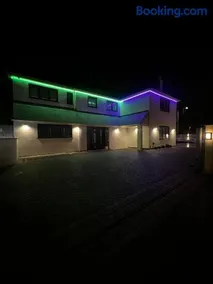 Stylish 6-7 Bedroom with parking and Jacuzzi - Image 1