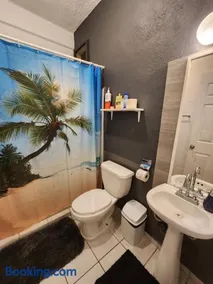 Lovely studio apartment with balcony AC & wi-fi, minutes from downtown! - Image 2