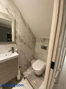 Semi-Private Suite with Garden and free parking - Image 5