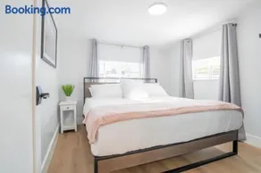 5BR HotTubPoolTableMiniGolf 7 min to Wynwood - Image 4