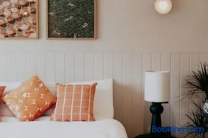 Relax in a luxury new 4-bed beachfront house - Image 3