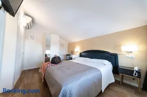 Hotel Kiss - Image 2