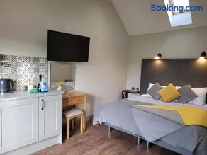 Pheasant Bedroom - Image 1
