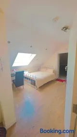studio with ensuite - Image 3